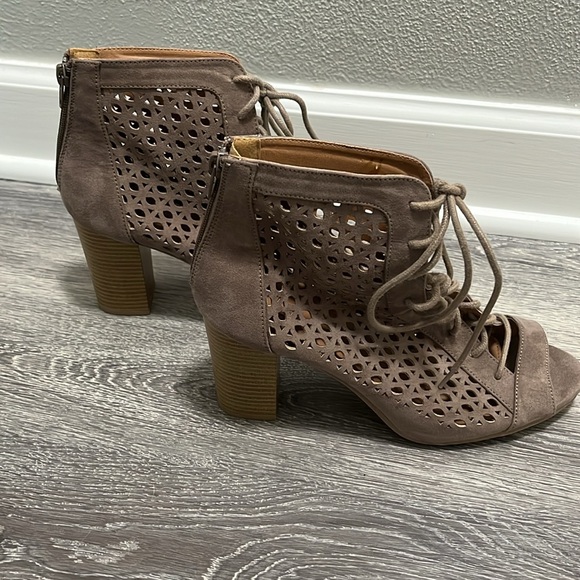 Qupid Faux Suede Lace Up Peep Toe Ankle Bootie Laser Cut 3 inch Block Heel Taupe - Picture 11 of 17